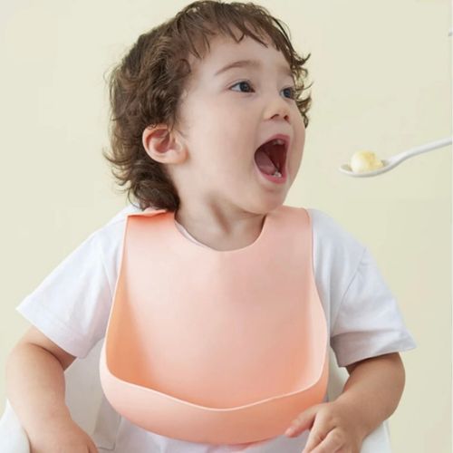 Bavoir-en-silicone-grandi- avec-l'enfant